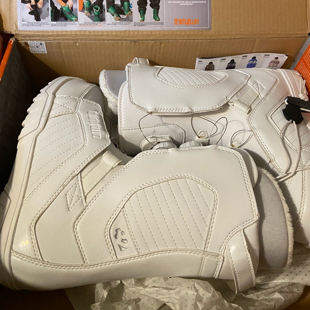 thirtytwo snowboard boots never worn with box & tags